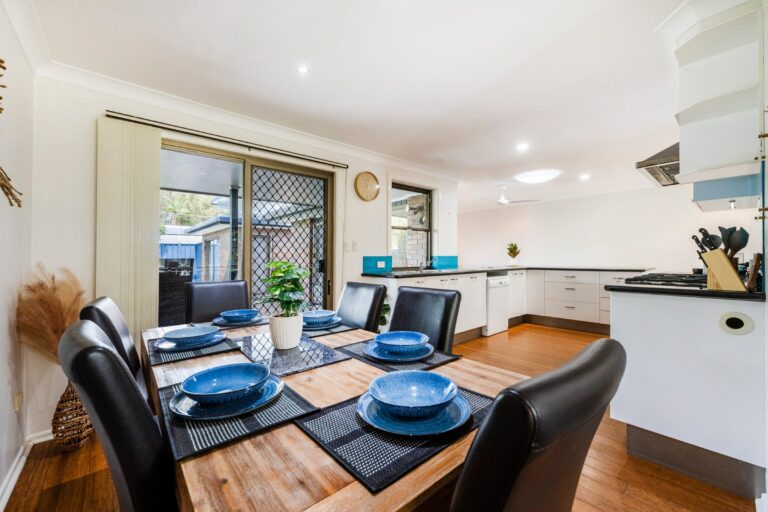 Dining and Kitchen - Parkview Yamba Escape